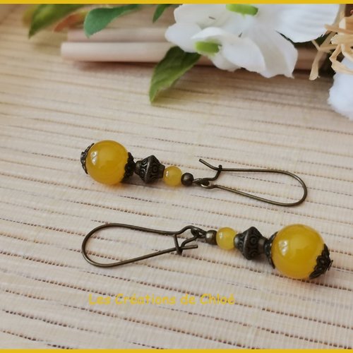Boucles d'oreilles apprêts bronze et perles en verre moutarde imitation jade