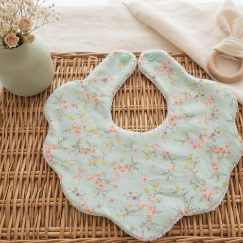 Bavoir naissance fleur coton imprimé et éponge