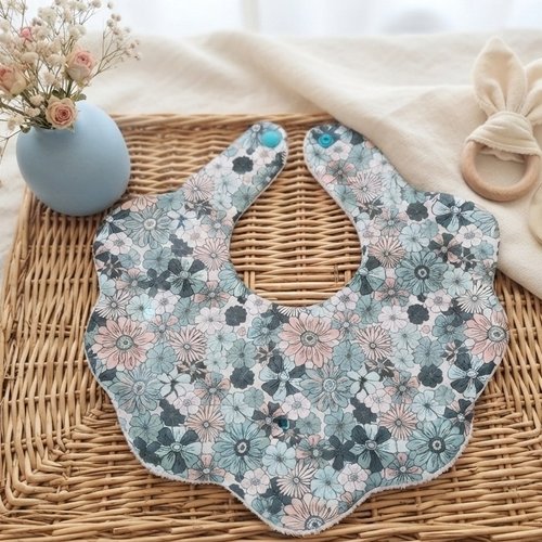 Bavoir naissance fleur coton imprimé et éponge