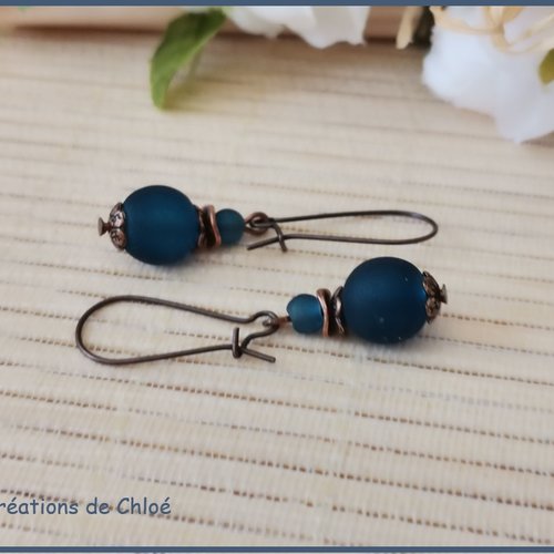 Boucles d'oreilles apprêts cuivre rouge et perles en verre dépoli bleu marine