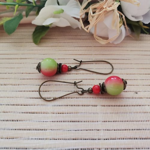 Boucles d'oreilles apprêts bronze et perles rouges et vertes