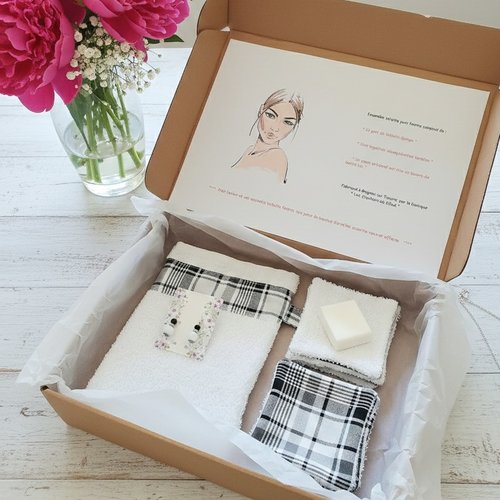 Box gant de toilette et 8 lingettes couleur noire et blanche