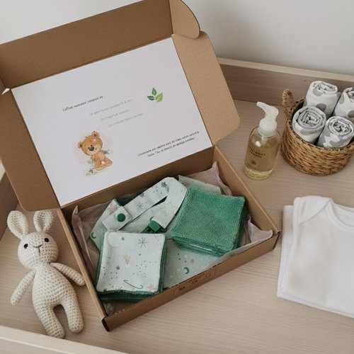 Coffret naissance bavoir, attache tétine et 10 lingettes