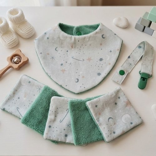 Coffret naissance bavoir, attache tétine et 10 lingettes