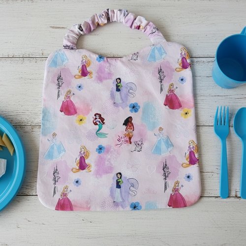 Serviette de cantine motifs princesses de disney et éponge blanche