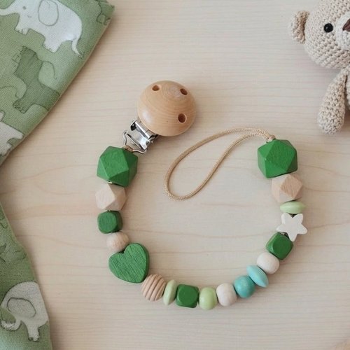 Attache tétine perles bois vertes