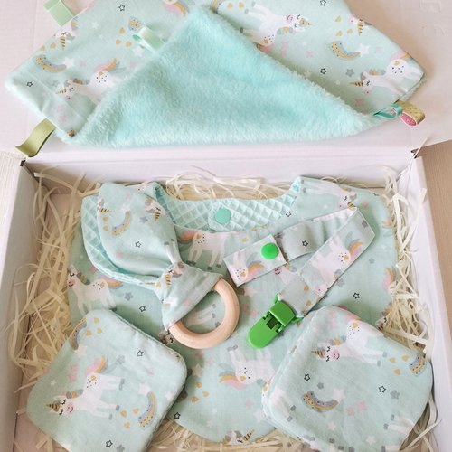 Coffret naissance/box naissance bavoir, doudou, hochet, attache tétine et 6 lingettes  vert