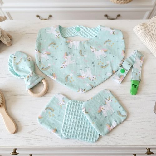 Coffret naissance/box naissance bavoir, doudou, hochet, attache tétine et 6 lingettes  vert