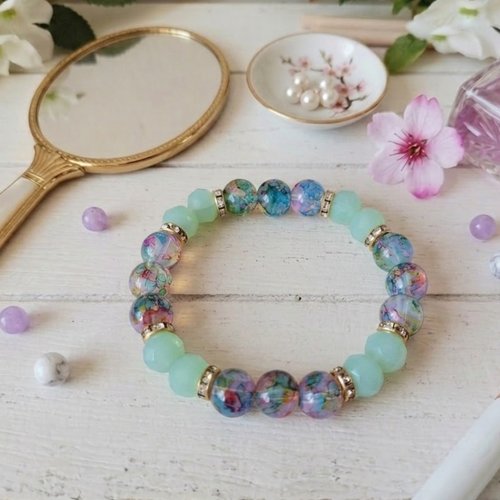 Bracelet perles en verre tachetées et à facettes vert pale