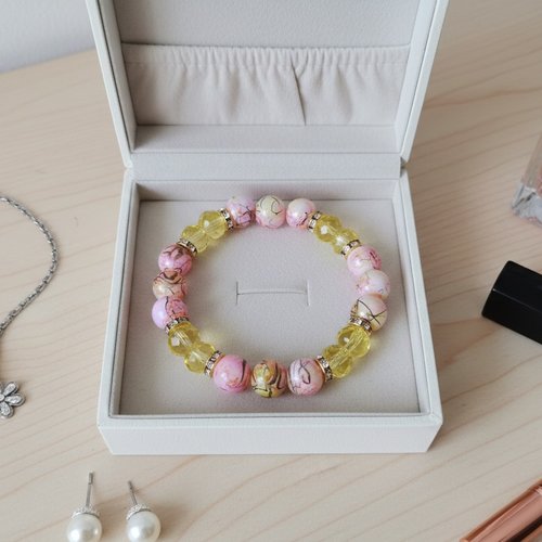 Bracelet perles en verre rose tréfilé et à facettes jaune