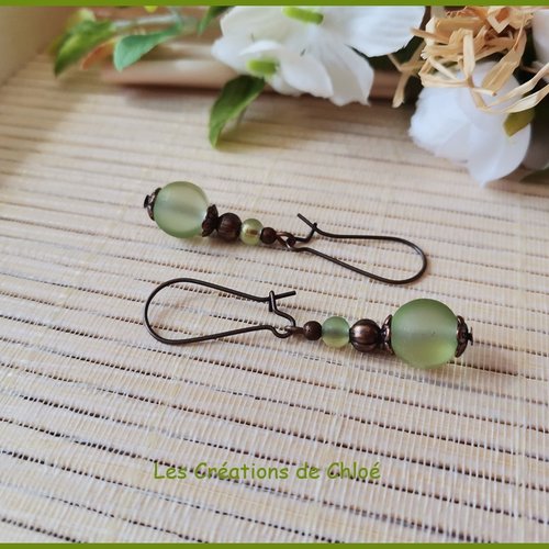 Boucles d'oreilles apprêts cuivre et perles en verre verte brillante