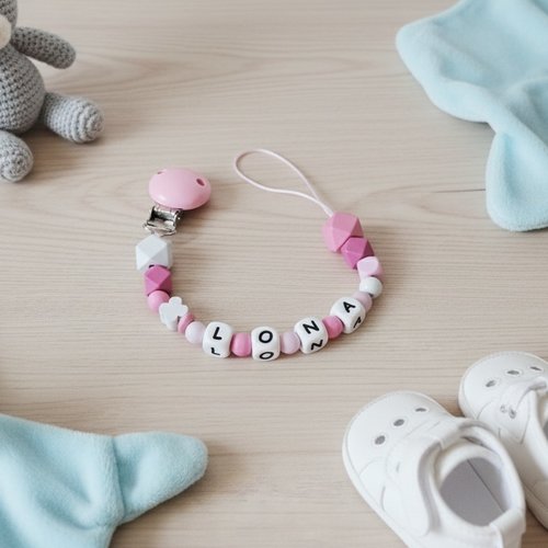 Attache tétine personnalisée perles bois et silicone
