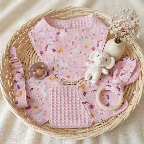 Coffret naissance/box naissance bavoir, doudou, hochet, attache tétine et 6 lingettes rose/licornes
