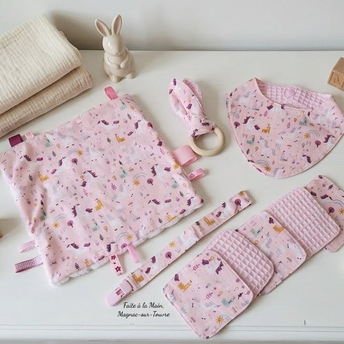 Coffret naissance/box naissance bavoir, doudou, hochet, attache tétine et 6 lingettes rose/licornes