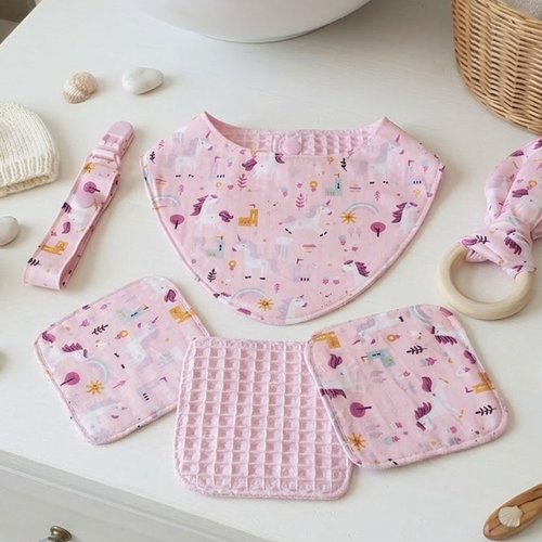 Coffret naissance/box naissance bavoir, doudou, hochet, attache tétine et 6 lingettes rose/licornes
