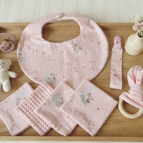 Ensemble naissance bavoir, hochet, attache tétine et 12 lingettes rose motifs souris