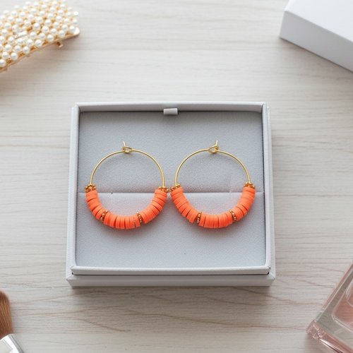 Boucles d'oreilles créoles dorées acier inoxydable et perles heishi