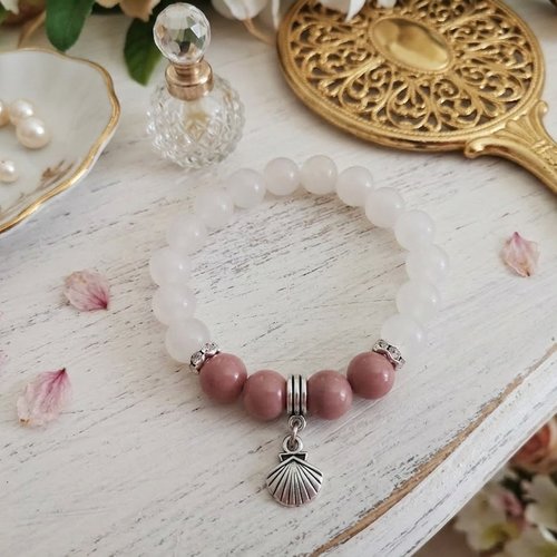 Bracelet fil élastique perles blanc rosé et taupe breloque coquillage