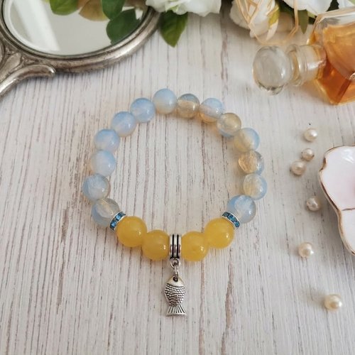 Bracelet fil élastique perles jaune et bleu breloque poisson