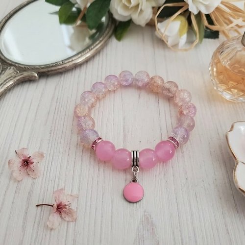 Bracelet fil élastique perles rose mauve et breloque émail