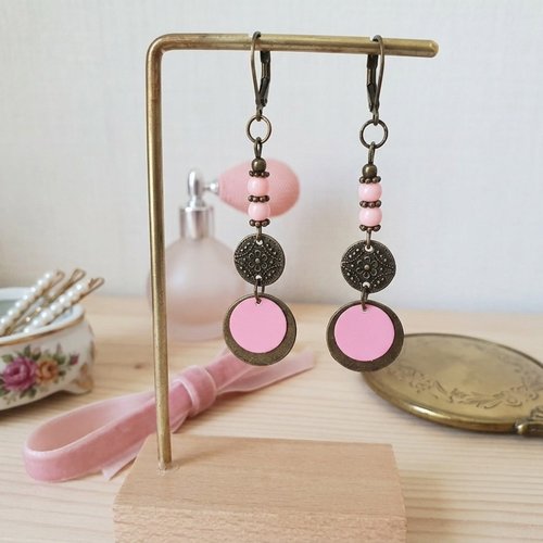 Boucles d'oreilles apprêts bronze et sequin rose