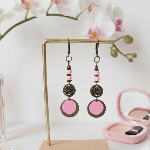 Boucles d'oreilles apprêts bronze et sequin rose