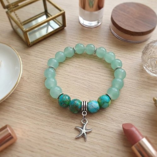 Bracelet fil élastique perles en verre vert d'eau et breloque