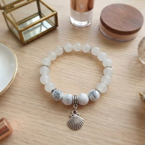 Bracelet fil élastique perles en verre blanche et breloque