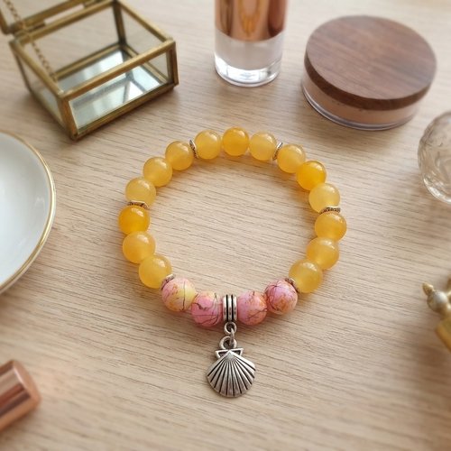 Bracelet fil élastique perles en verre moutarde et breloque