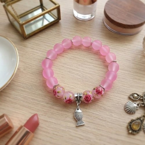 Bracelet fil élastique perles en verre rose et breloque