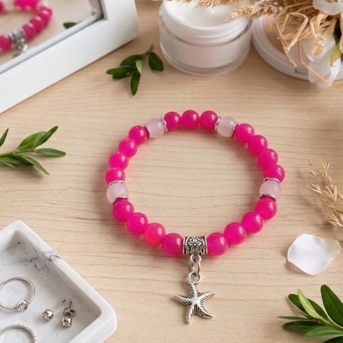 Bracelet fil élastique perles en verre fuchsia et breloque