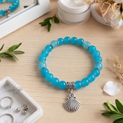 Bracelet fil élastique perles en verre bleu et breloque