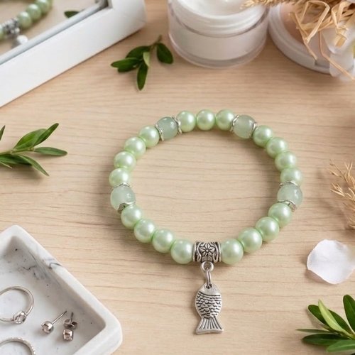 Bracelet fil élastique perles en verre vert anis et breloque
