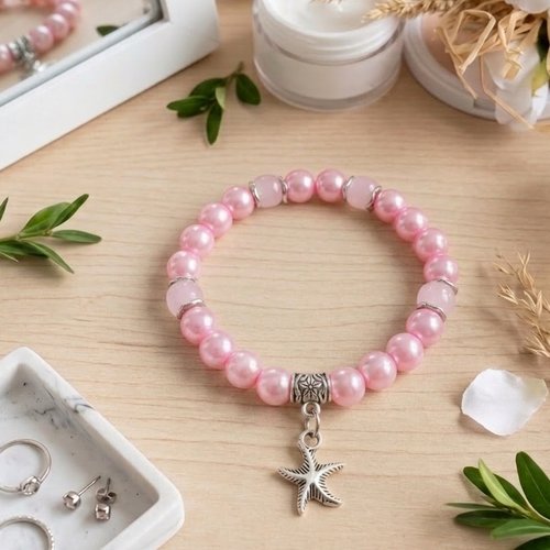 Bracelet fil élastique perles en verre rose nacré et breloque