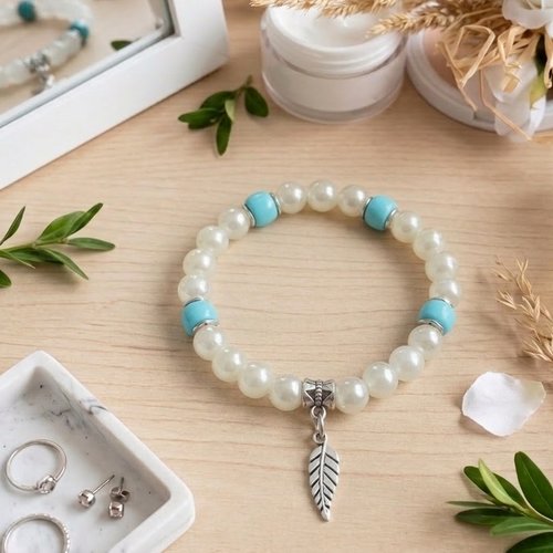 Bracelet fil élastique perles en verre ivoire et breloque