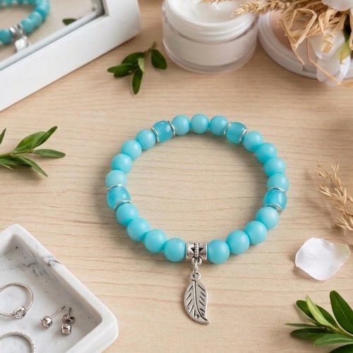 Bracelet fil élastique perles en verre bleue et breloque