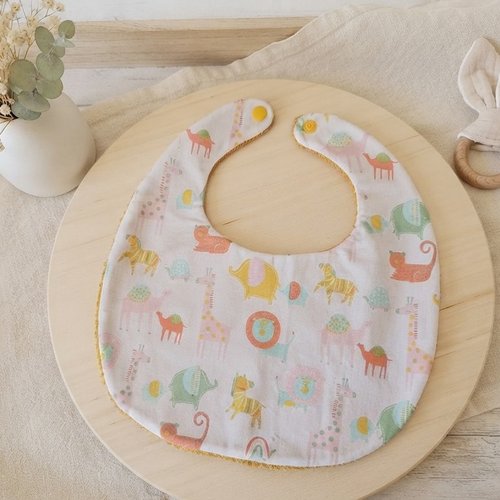 Bavoir bébé coton blanc motifs animaux et éponge moutarde