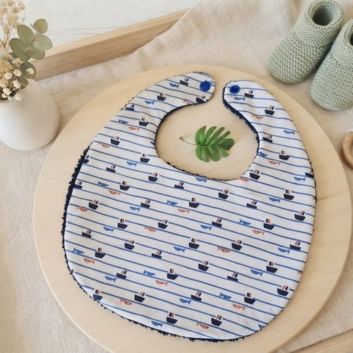 Bavoir bébé coton blanc motifs petits bateaux et éponge bleu marine