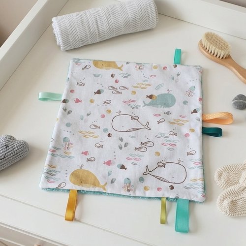 Doudou plat carré coton motifs baleines