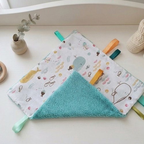 Doudou plat carré coton motifs baleines