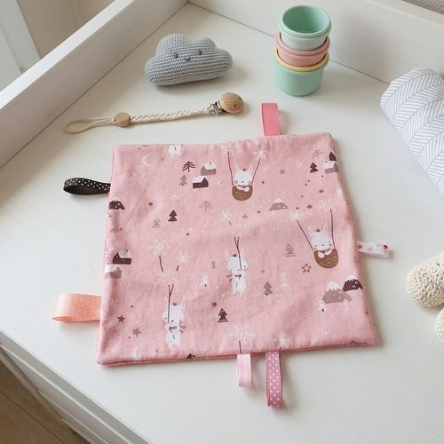 Doudou plat carré coton motifs lapins blancs
