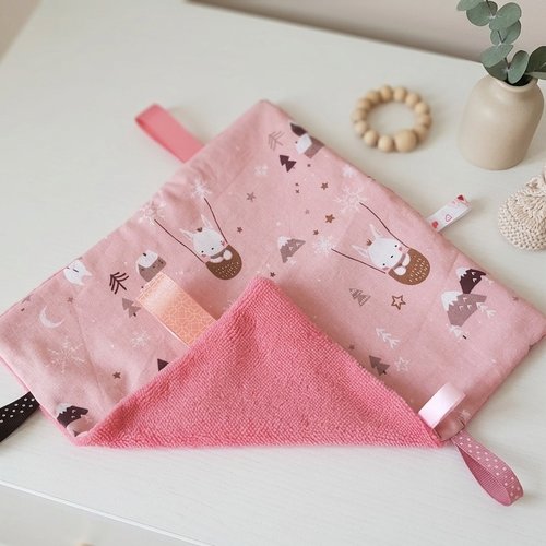 Doudou plat carré coton motifs lapins blancs