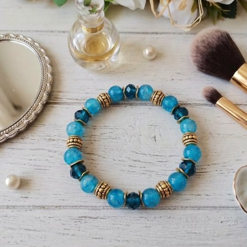 Bracelet fil élastique perles en verre bleu et apprêts doré