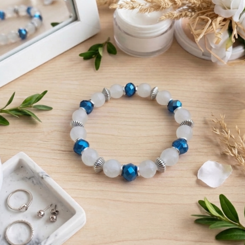 Bracelet fil élastique perles en verre blanches et apprêts argent mat