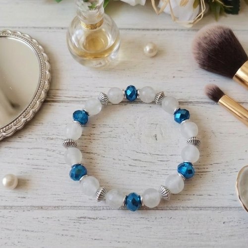 Bracelet fil élastique perles en verre blanches et apprêts argent mat