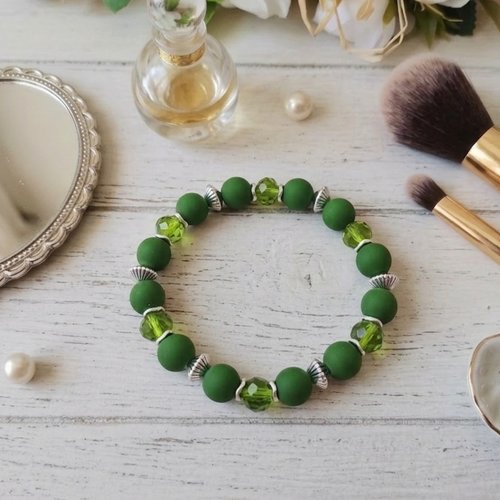 Bracelet fil élastique perles en verre vertes et apprêts argent mat
