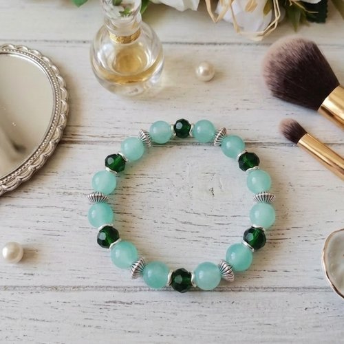 Bracelet fil élastique perles en verre vertes et apprêts argent mat