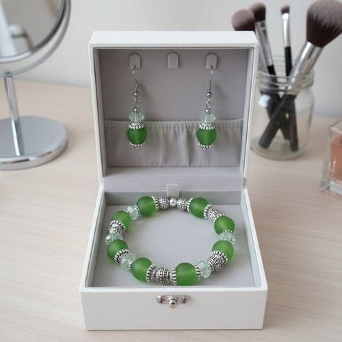 Parure bracelet et boucles d'oreilles assorties