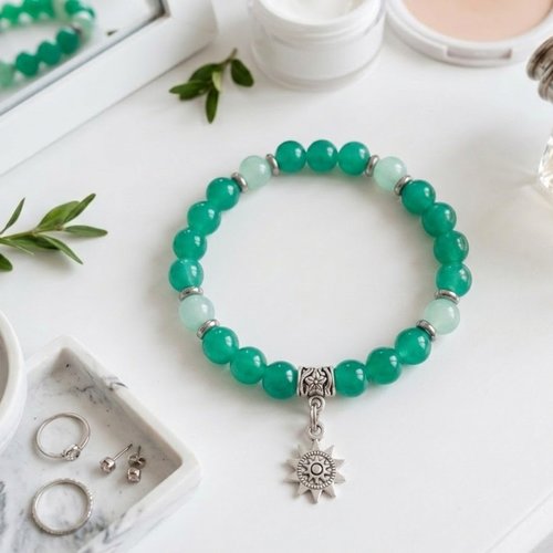 Bracelet fil élastique perles en verre et breloque