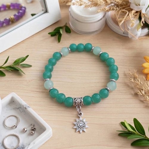 Bracelet fil élastique perles en verre et breloque